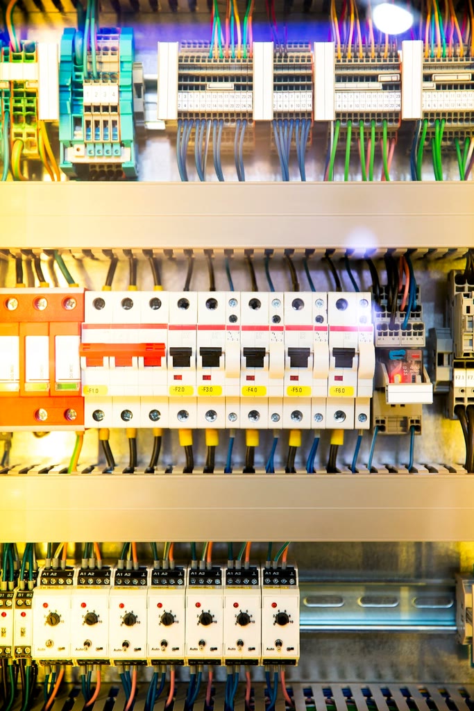 Rij installatieautomaten in een kast