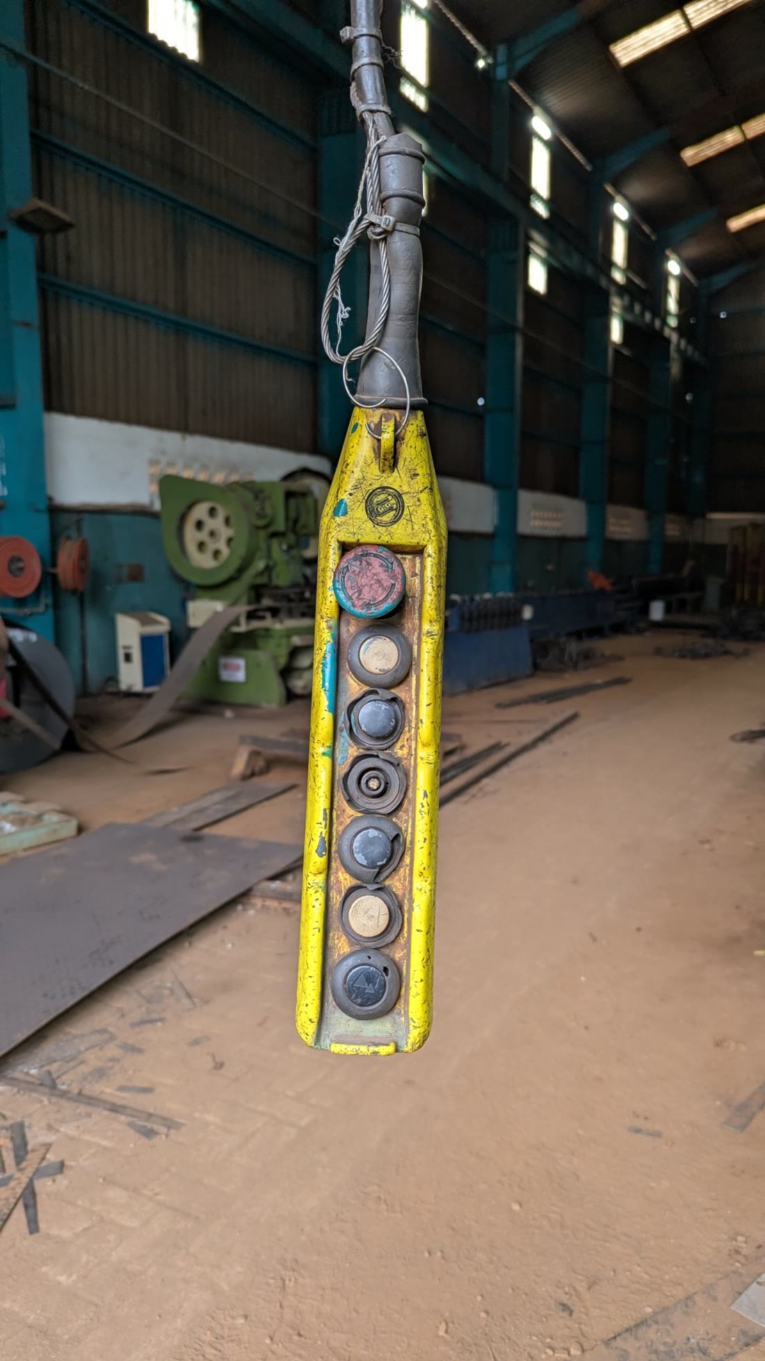 Bedieningskast aan een machine in een productiehal