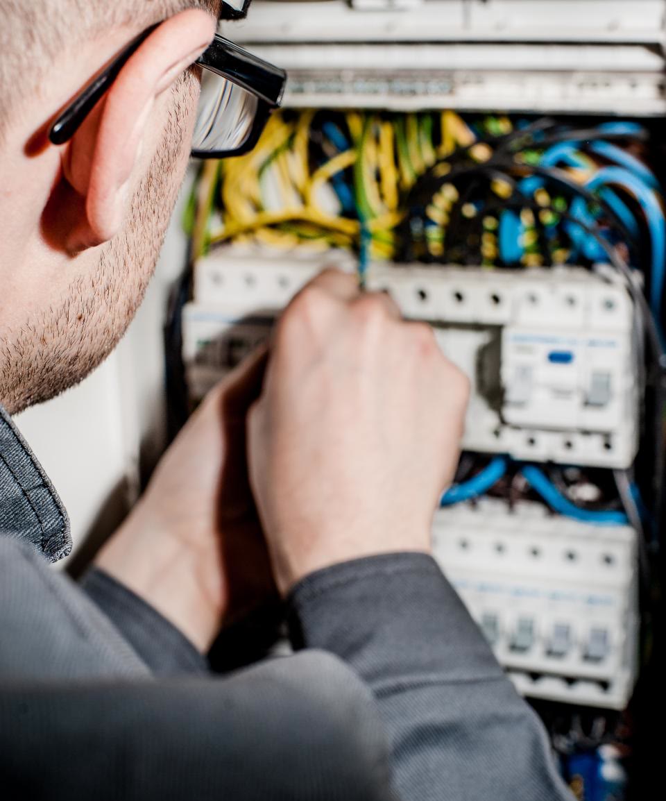 Monteur werkt aan automaten in een verdeelkast