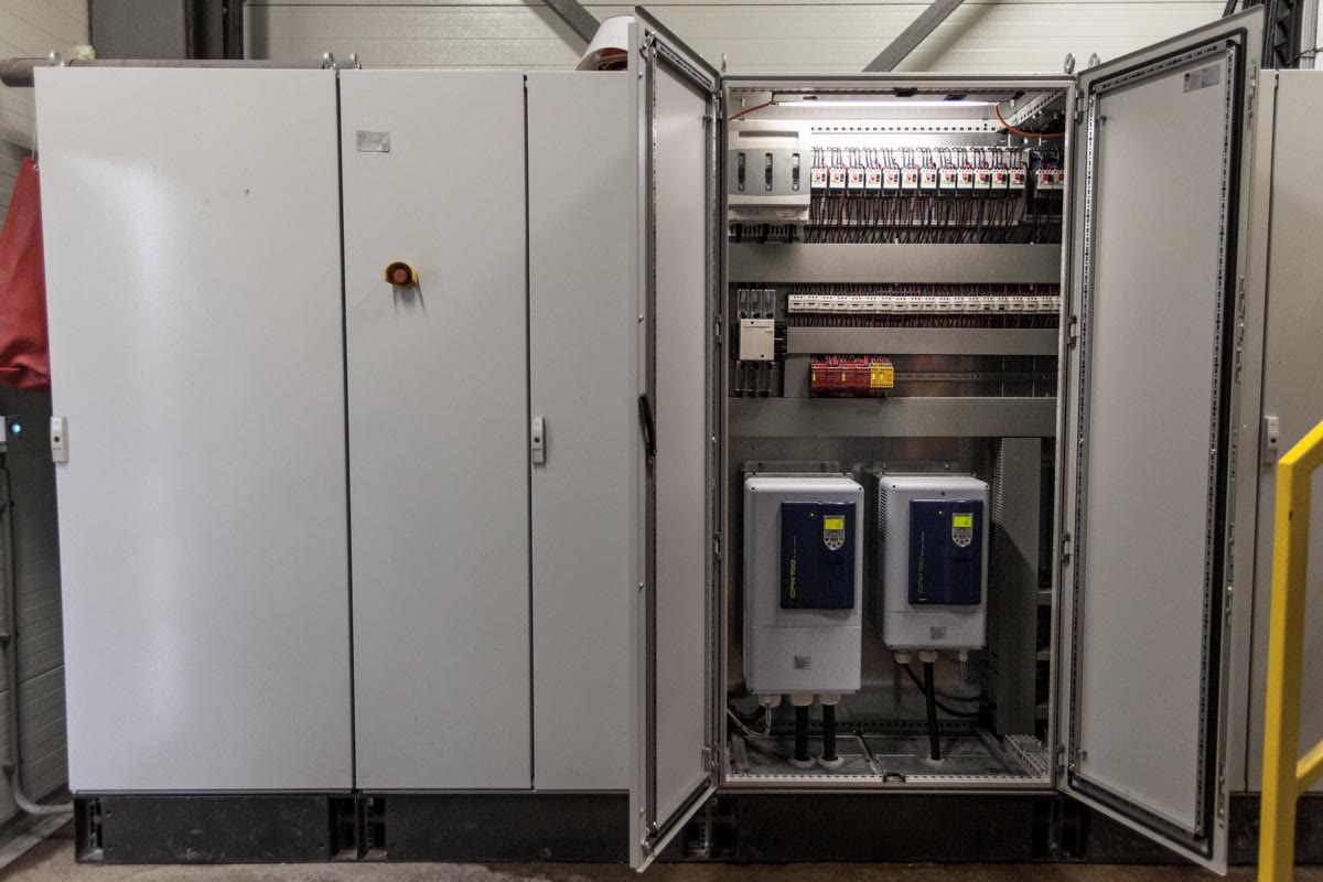 Open schakelkast met frequentieregelaars en klemmenstroken, gebouwd door ETIB Cok